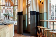 Horeca üzlet bejárat, üveges ajtó, belépő függöny, íves mennyezetre rögzített rúdkarnissal a fal festéséhez harmonizáló design.