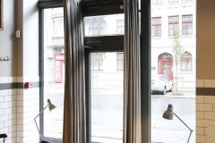 Huzatfogó függöny íves karnissal, vendéglátó egységbe.