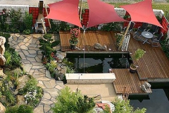 Négyszög napvitorlák oszlopokhoz rögzítve